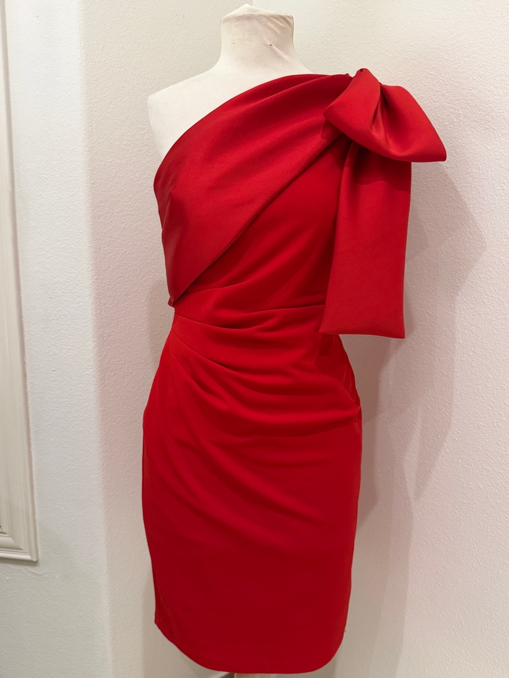 Elegant One-Shoulder Red Cocktail Dress with Bow Detail